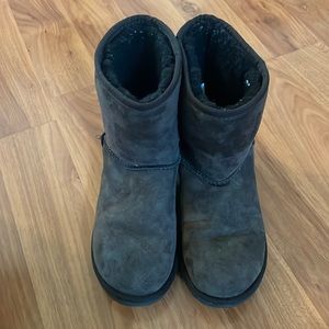 Ugg brown classic short